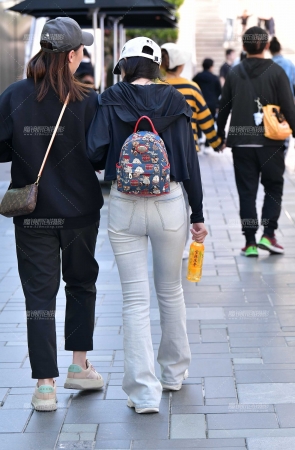 &短衫浅色牛仔裤美女