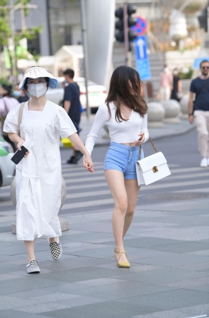 232510-4+103√紧致热裤女生