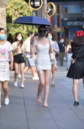 街拍紧身包臀裙马尾辫美女