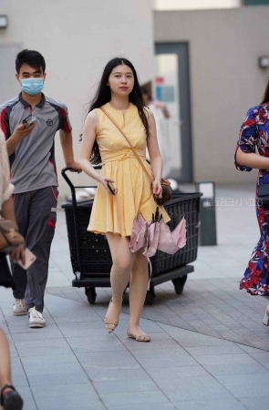 街拍黄色群美眉