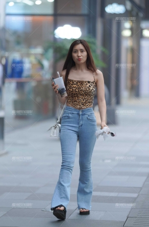 紧牛美眉