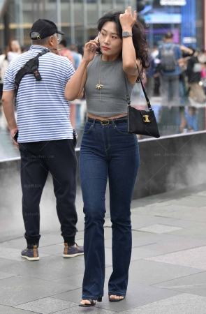 25527-8=61√丰腴紧身牛仔裤小姐姐 11P