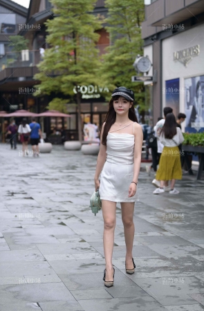白裙时尚小妞