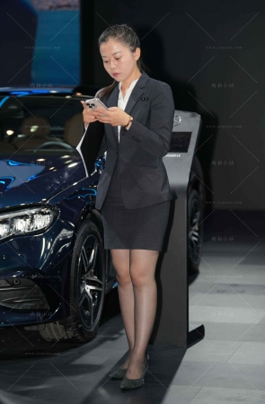 奔驰的包臀裙黑丝销售顾问