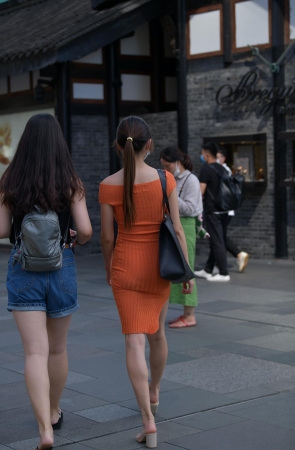 连体包臀裙小姐姐