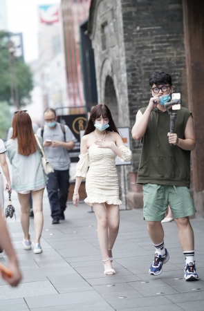 白白净净 漂亮美腿