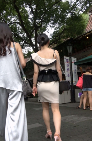 性感身材米色吊带裙高跟美女