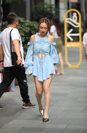 漂亮的蓝色连体裙美女