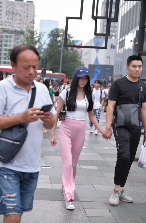 小姐姐，妳这裤子也太薄了吧，迷人