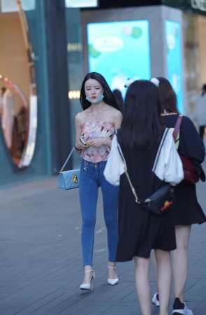 紧牛大长腿格外吸金