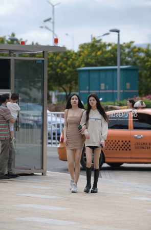 吊带包臀裙女子