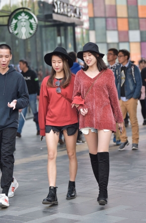初冬时的两位时尚美腿小姐姐