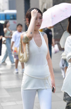 25221-2=72√风韵犹存，美背紧身裤的女人 13P