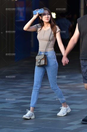 &苗条紧身牛仔裤美女