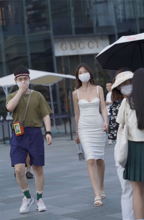 白色包臀裙少妇