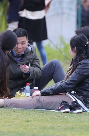 No629 上身包裹严实的女神，脚上已穿上了薄如蝉翼的丝