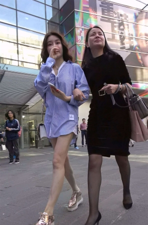 性感裸腿宽松衬衫露肩美女