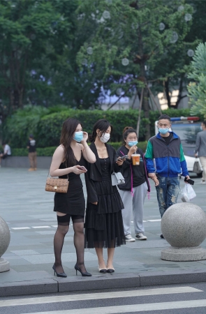 漂亮的吊带黑丝美女