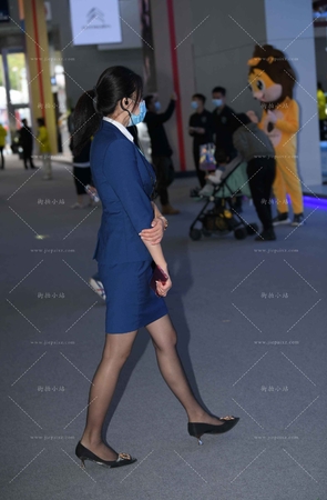 OL蓝色制服汽车销售顾问
