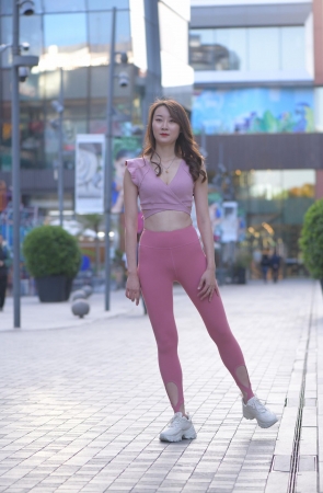 粉色紧身裤美女