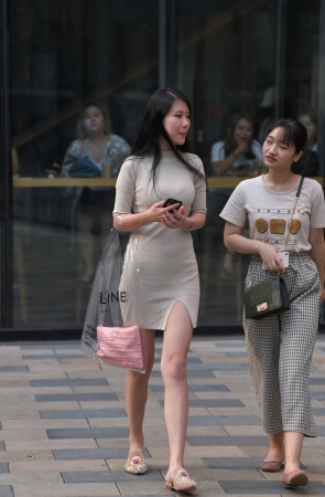 漂亮的白裙美女