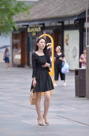街拍黑色裙高跟s妇