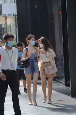 漂亮的连体包臀裙气质小姐姐