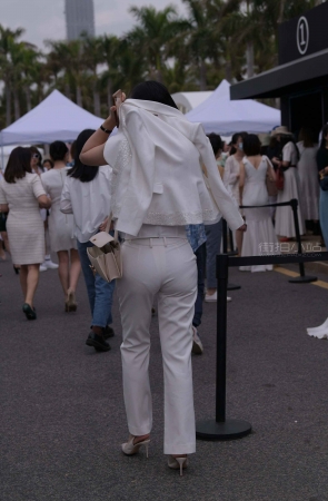 一袭白衣白裤