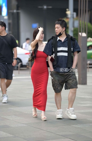 街拍红色长裙女友