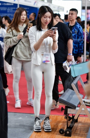 &白色瑜伽紧身裤美女