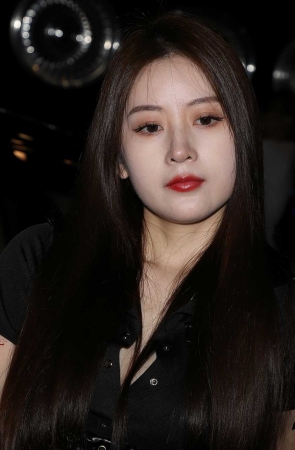 黑色露脐装短裙