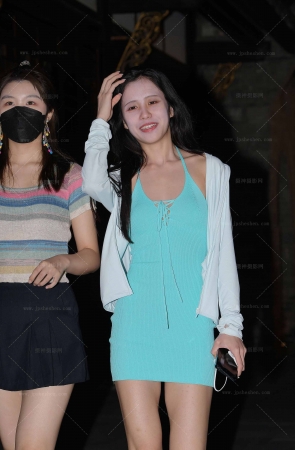 清纯的脸蛋，前凸后翘的身材/231122-1-82 15P