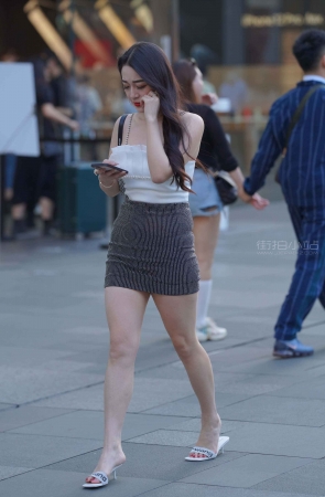 街拍包臀短裙小姐姐
