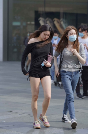 偶遇斜肩装妹子