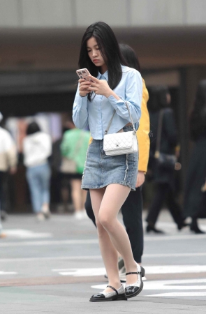 肉丝街拍短裙妹子