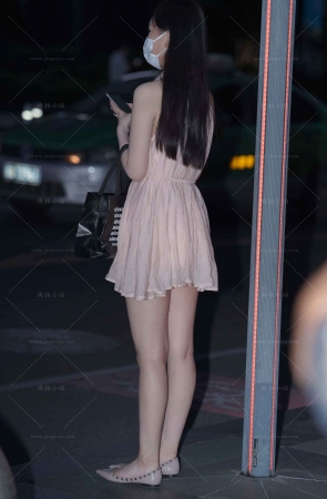 夜拍连衣裙白皙小姐姐