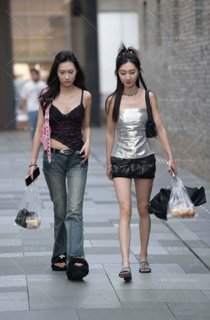 街拍美女姐妹逛街 [19P]