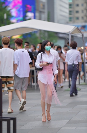 古驰门口的美腿美足小姐姐