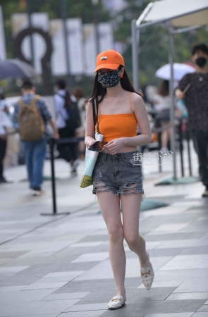 街拍小清新热裤辣妹