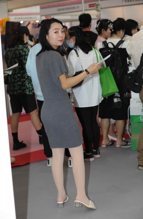【街拍心灵】医美店长街拍肉丝包裙凉拖