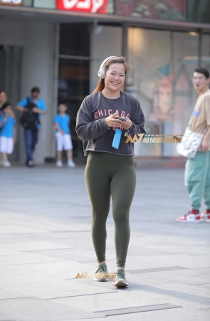 笑得好开心的动感健美裤MM