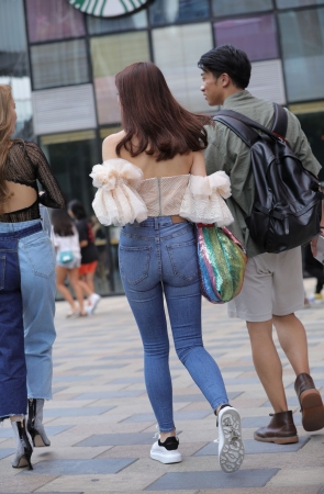 俩闺蜜，更偏爱紧牛小姐姐
