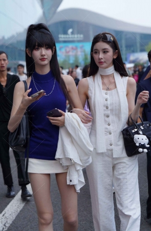 美腿短裙小姐姐