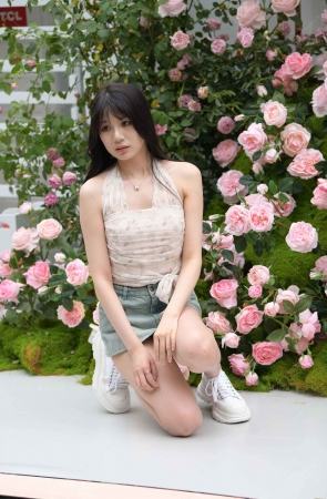 拍照打卡的热裤小姐姐