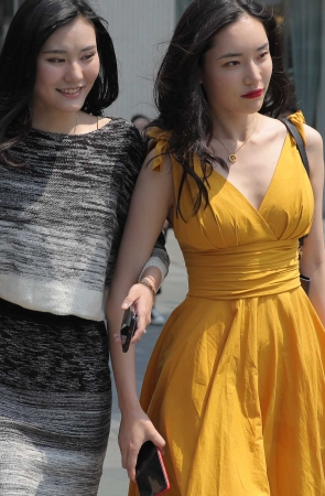 闺蜜逛街购物两不误