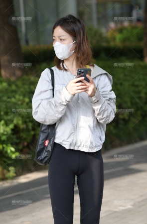 黑色紧身裤女孩
