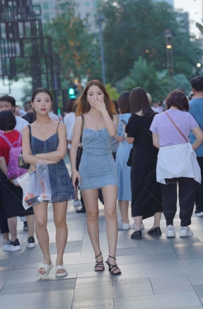 街拍牛仔裙小姐姐