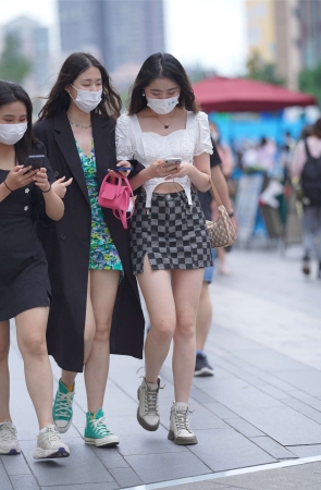 高挑靓丽姐妹花