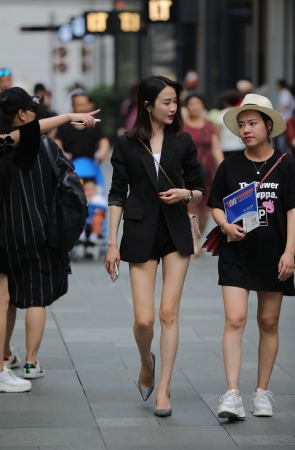 玩手机的小姐姐