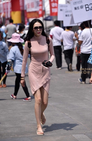 2016-11-14开叉短裙美眉14张